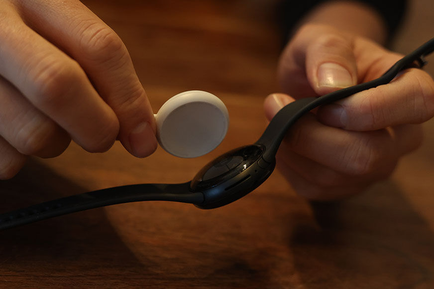 Магнитный кабель для зарядки Google Pixel Watch.